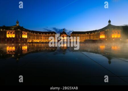 Riflessione di Place De la Bourse e tram a Bordeaux, Francia. Patrimonio mondiale dell'UNESCO Foto Stock