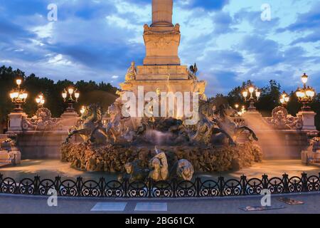 Monumento con una fontana e torreggiante colonna eretto per onorare i rivoluzionari Girondin situato a Place de la Quinconces, Bordeaux, Francia Foto Stock