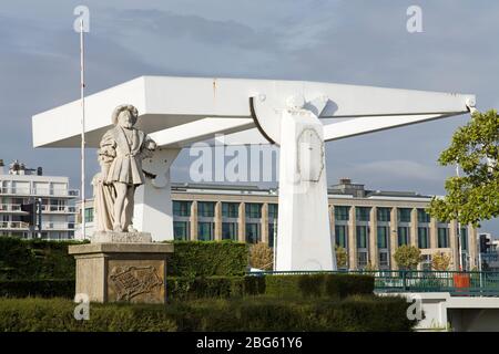 Ponte levatoio sulla statua di Lambardie Quay & Francoise de Grace, le Havre, Normandia, Francia, Europa Foto Stock