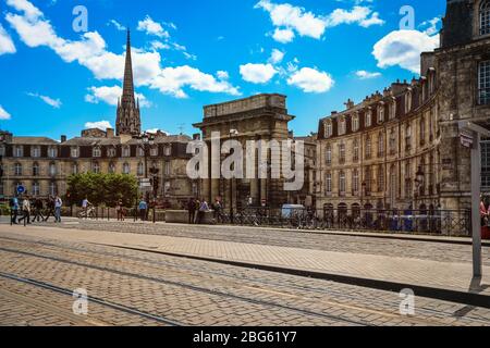 Bordeaux, Francia - 24 maggio 2019 : Vista sulle famose porte e gli edifici della Borgogna nella città di Bordeaux, Francia Foto Stock
