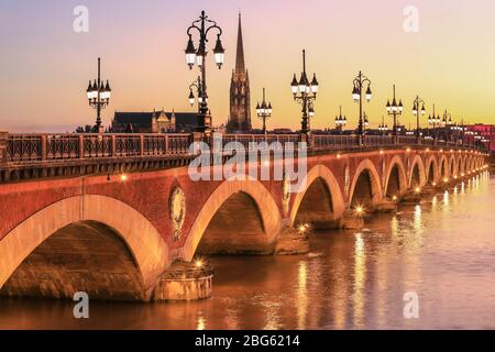 Pont de Pierre sul fiume Garonne a Bordeaux, Francia