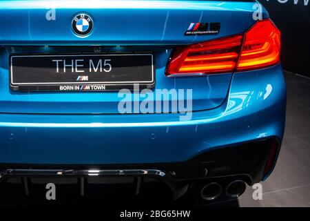 Luce posteriore blu BMW M5, Monaco, Germania, marzo 2020 Foto Stock
