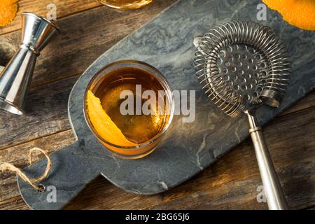 Cocktail Bourbon con cubetto di ghiaccio rotondo Foto Stock