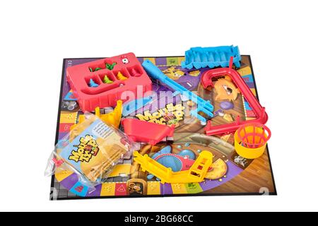 Primo piano dei pezzi da gioco da tavolo per trap mouse Hasbro pronti per essere assemblati sulla tavola Foto Stock