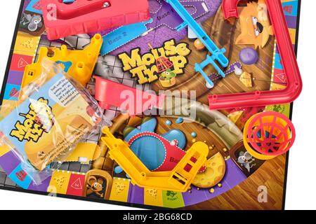 Primo piano dei pezzi da gioco da tavolo per trap mouse Hasbro pronti per essere assemblati sulla tavola Foto Stock