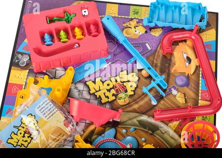 Primo piano dei pezzi da gioco da tavolo per trap mouse Hasbro pronti per essere assemblati sulla tavola Foto Stock