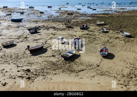 SPAGNA, Cadice, barche da pesca a riva durante la bassa marea Foto Stock