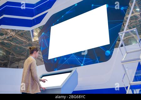 Donna che guarda la grande vuoto interactive Wall display - schermata bianca concept Foto Stock