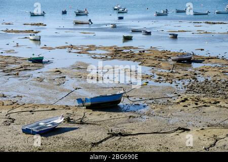 SPAGNA, Cadice, barche da pesca a riva durante la bassa marea Foto Stock