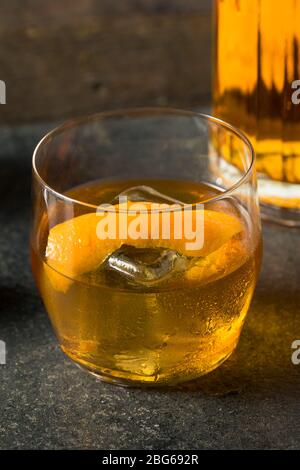 Boozy giapponese Whiskey Old fashioned con una buccia arancione Foto Stock