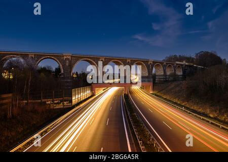 Viadukt ponte ferroviario di notte lungo tempo esposizione autobahn Chemnitz , Germania Foto Stock