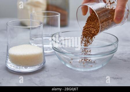 Fase 2. Mescolando gli ingredienti per preparare il caffè dalgona. Foto Stock