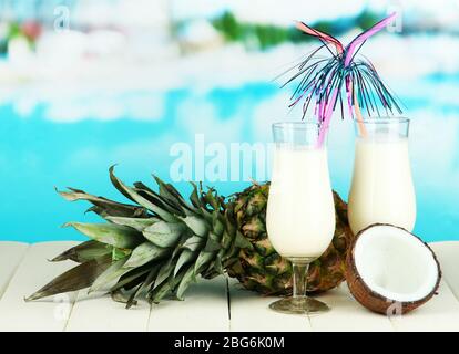 Pina colada bere in bicchieri da cocktail, su sfondo luminoso Foto Stock