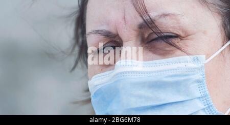 Elderlywoman infettato in maschera medica protettiva isolato in quarantena domestica. Concetto di consiglio per anziani coronavirus. Uomini anziani di sicurezza. Trasmissione di viru Foto Stock