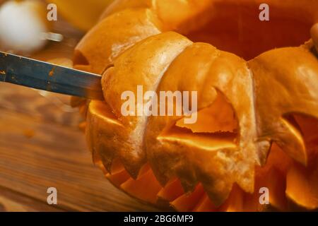 Vacanze, Halloween, decorazione e concetto di gente - primo piano di donne mani preparare zucche a casa Foto Stock