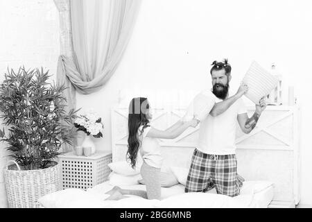 La famiglia felice. Il ruolo del padre. Pillow Fight. Papà cerca di vivere una vita di integrità e onestà. Sincere emozioni. Padre e figlia avendo divertimento. Pigiama Party. Infanzia felice. Educazione felice figlia. Foto Stock