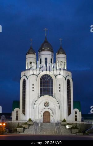 Cattedrale di Cristo Salvatore in Piazza della Vittoria a Kaliningrad la sera. Kaliningrad, Oblast di Kaliningrad, Russia. Foto Stock