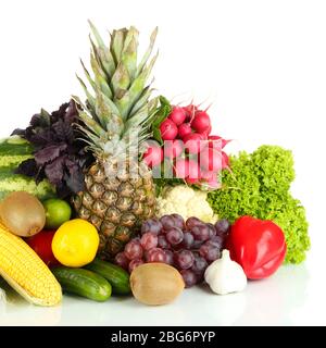 Diversi tipi di frutta e verdura isolato su bianco Foto Stock