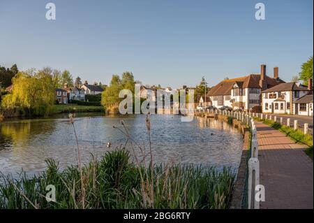 Sun che sorge sullo stagno del villaggio di Lindfield vicino a Haywards Heath, West Sussex UK, in un giorno bello e soleggiato di aprile. Foto Stock