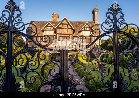 Old Place, e l'edificio Elizabethan restaurato nel 1590 situato nel villaggio storico di Lindfield, West Sussex, Regno Unito. Foto Stock