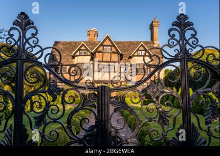 Old Place, e l'edificio Elizabethan restaurato nel 1590 situato nel villaggio storico di Lindfield, West Sussex, Regno Unito. Foto Stock