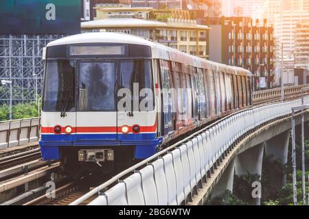 Lo Sky Train BTS è in funzione nel centro di Bangkok. Lo Sky train è la modalità di trasporto più veloce di Bangkok Foto Stock