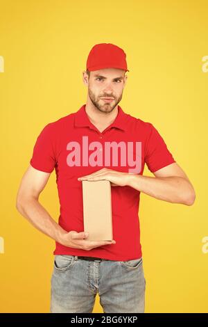 scatola uniforme del cassiere del ragazzo. Il personale della caffetteria del ristorante voleva. Servizio di consegna uomo in maglietta rossa e berretto. Assistente del negozio cordiale. Consegna ordine alimentare. Posto vacante. Assunzione di lavoratori del negozio. Foto Stock