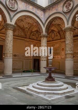 Firenze Italia 23 Febbraio 2020: Interno di Palazzo Vecchio sede del comune di Firenze con le sue meravigliose opere d'arte antica Foto Stock