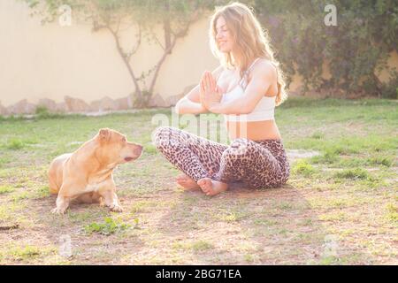 Giovane bella donna allenamento all'aperto Foto Stock