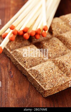 Fiammiferi lunghi e combustibile secco, su sfondo di legno Foto stock -  Alamy