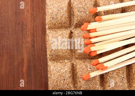 Fiammiferi lunghi e combustibile secco, su sfondo di legno Foto Stock