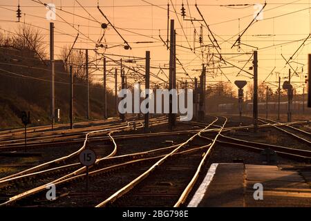 Carnforth nord Junction al tramonto in luce calda sulla linea principale della costa occidentale della rete ferroviaria, Lancashire, Regno Unito Foto Stock