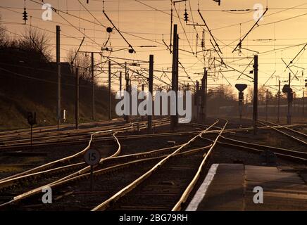 Carnforth nord Junction al tramonto in luce calda sulla linea principale della costa occidentale della rete ferroviaria, Lancashire, Regno Unito Foto Stock