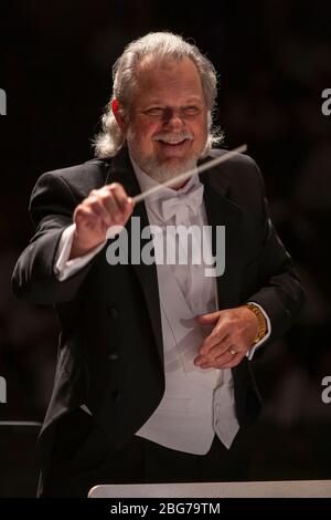 Direttore (modello rilasciato) dirige l'orchestra classica in esecuzione. Foto Stock