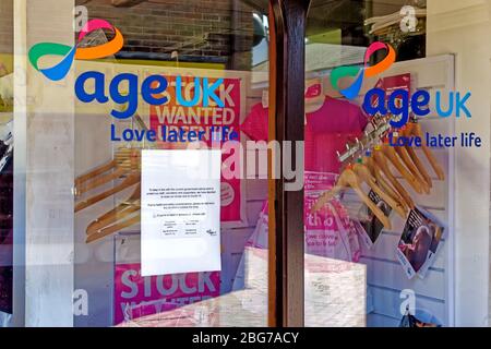 Warminster, Wiltshire / UK - Aprile 14 2019: Un chiuso a causa di Coronavirus segno nella finestra del negozio di beneficenza di Age UK a Warminster, Wiltshire, UK Foto Stock
