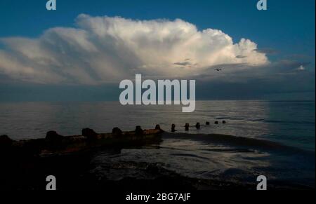 AJAXNETPHOTO. WORTHING, WEST SUSSEX, INGHILTERRA. - COSTRUZIONE DI NUVOLE - CUMULUS METÀ ESTATE COSTRUZIONE DI NUVOLE SU UN CANALE INGLESE CALMO. FOTO:JONATHAN EASTLAND REF:GR192209 9636 Foto Stock