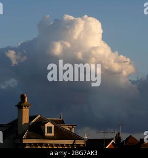 AJAXNETPHOTO. WORTHING, WEST SUSSEX, INGHILTERRA. - EDIFICIO CUMULO NIMBUS - IMPONENTE EDIFICIO NUBE SUL CANALE VISTO ATTRAVERSO I TETTI DELLA CITTÀ. FOTO:JONATHAN EASTLAND REF:GX8 181909 224 Foto Stock