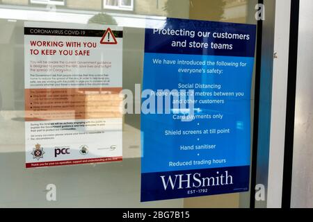 Warminster, Wiltshire / UK - Aprile 14 2020: I segni di coronavirus nella finestra del WHSmith Shop di Warminster, Wiltshire, UK Foto Stock