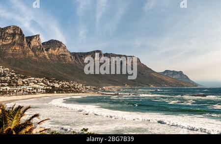 Camps Bay (Città del Capo), l'Africa di Soutch con un cielo fantastico durante la stagione invernale Foto Stock