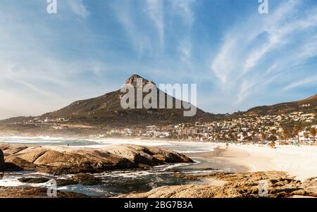 Camps Bay (Città del Capo), l'Africa di Soutch con un cielo fantastico durante la stagione invernale Foto Stock