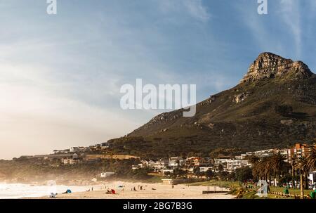 Camps Bay (Città del Capo), l'Africa di Soutch con un cielo fantastico durante la stagione invernale Foto Stock