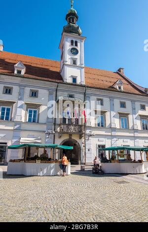 Maribor, Slovenia - 09 agosto 2019: Piazza principale a Maribor con il Municipio di Maribor e la colonna della peste Foto Stock