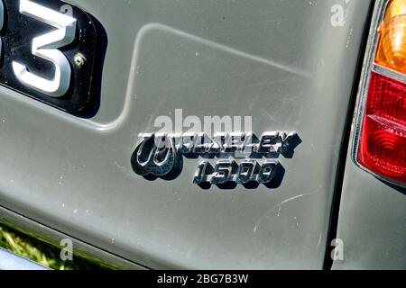 Westbury, Wiltshire / UK - 1 settembre 2019: Primo piano di una foto di un badge di auto Wolseley 1500 Saloon 1961 Foto Stock