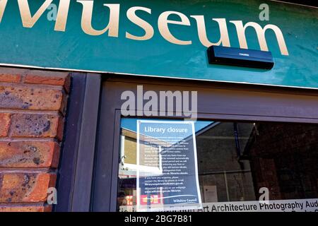 Warminster, Wiltshire UK - Aprile 14 2019: Temporaneamente chiuso a causa del cartello Coronavirus nella Warminster Library and Museum davanti alla finestra Foto Stock