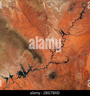 Il lago Powell, un bacino artificiale sul fiume Colorado, che si trova a cavallo del confine tra Utah e Arizona, USA, contiene Copernicus Sentinel D modificato Foto Stock