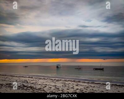 Bella alba sulla spiaggia di Diani sull'Oceano Indiano, mattina in Kenya, Africa. Piove in lontananza e la tempesta si avvicina. Ci sono Foto Stock