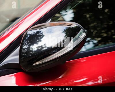 Russia, Sochi 07.23.2019. Primo piano dello specchietto retrovisore su Mercedes Benz Foto Stock