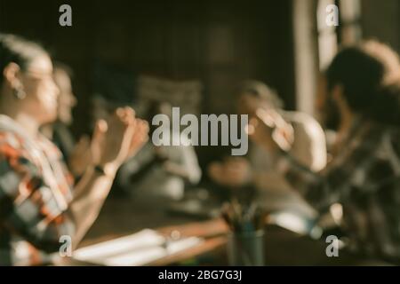 Immagine defocusa del team di applauding alla riunione Foto Stock