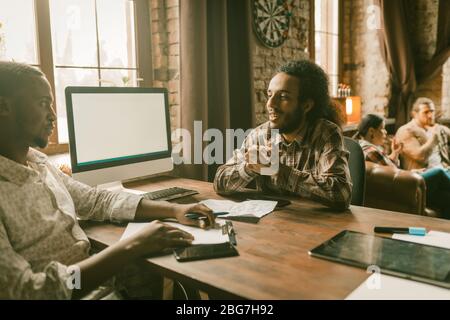 Incontro dei freelance in Creative Loft Style Office Foto Stock