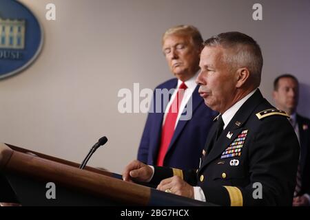 Washington, Stati Uniti. 20 aprile 2020. Il tenente generale Todd Semonite, capo degli ingegneri e comandante generale del corpo degli ingegneri dell'esercito degli Stati Uniti, parla durante il briefing della Coronavirus Task Force alla Casa Bianca di Washington DC lunedì 20 aprile 2020. I leader statali e gli esperti sanitari affermano che la mancanza di test per Covid-19 ostacola la rapida riapertura del paese che è voluta dall’amministrazione. Foto di Tasos Katopodis/UPI Credit: UPI/Alamy Live News Foto Stock
